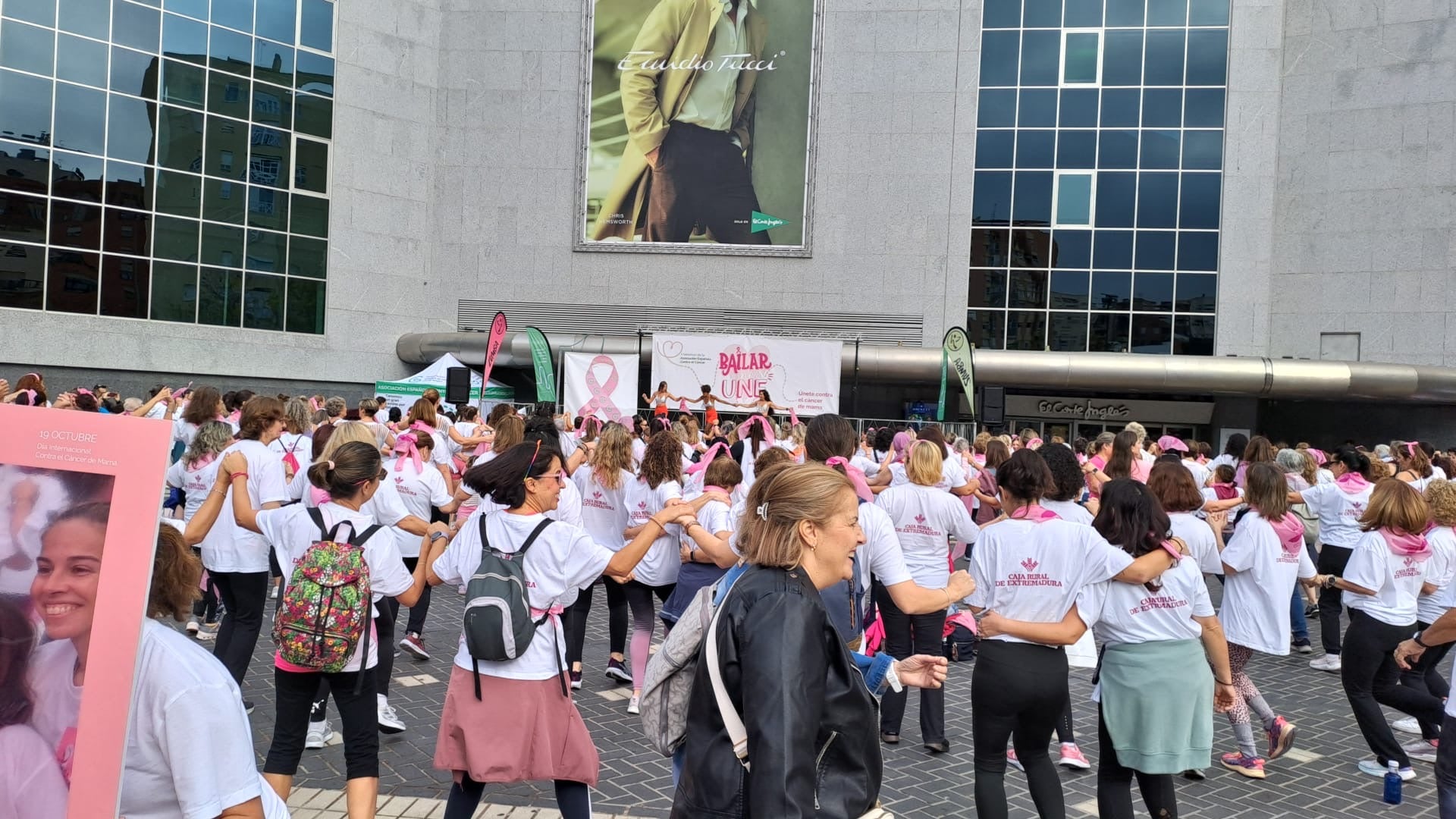 Fotos | Sesión de zumba en Badajoz contra el cáncer de mama