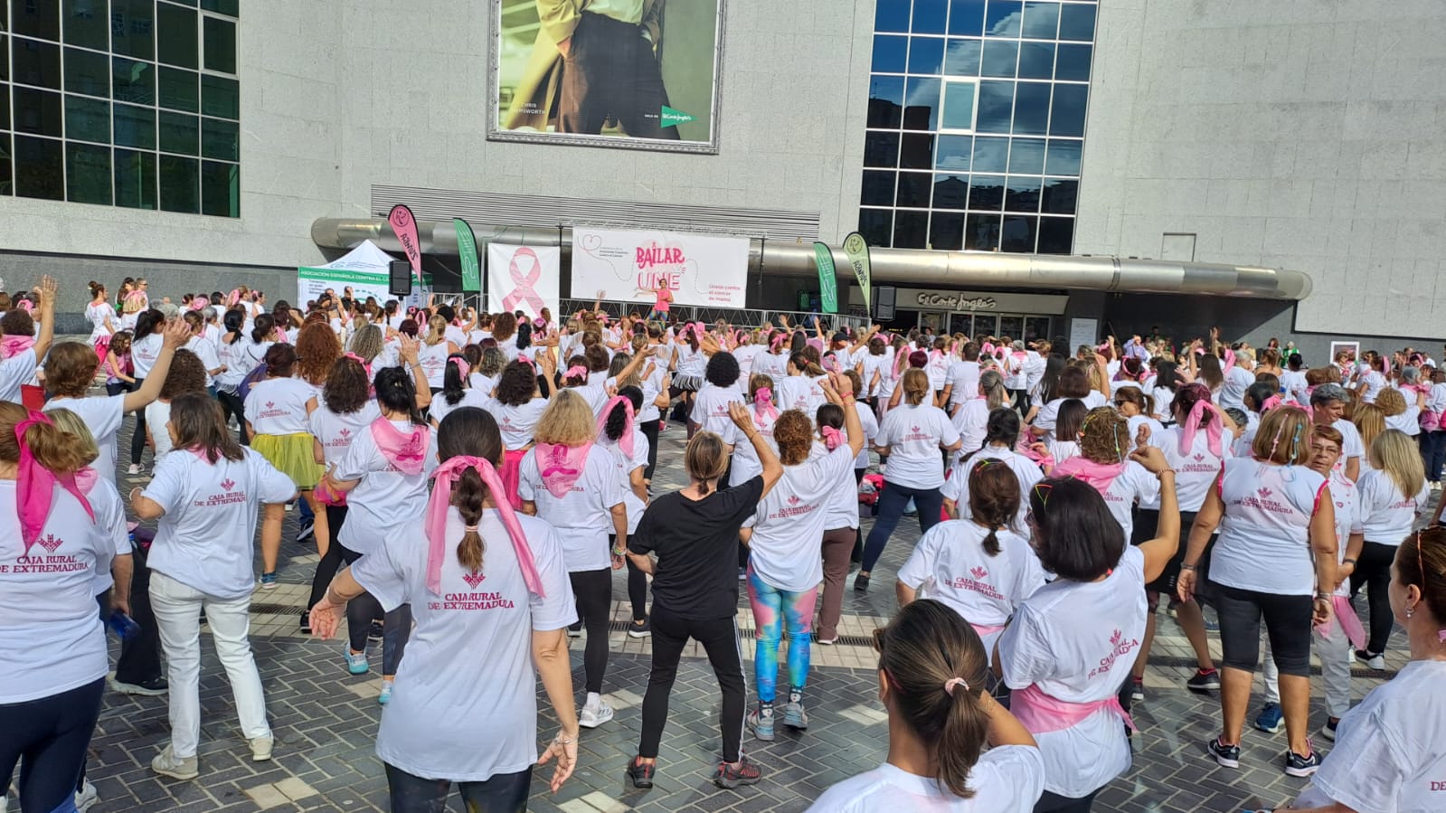 Fotos | Sesión de zumba en Badajoz contra el cáncer de mama