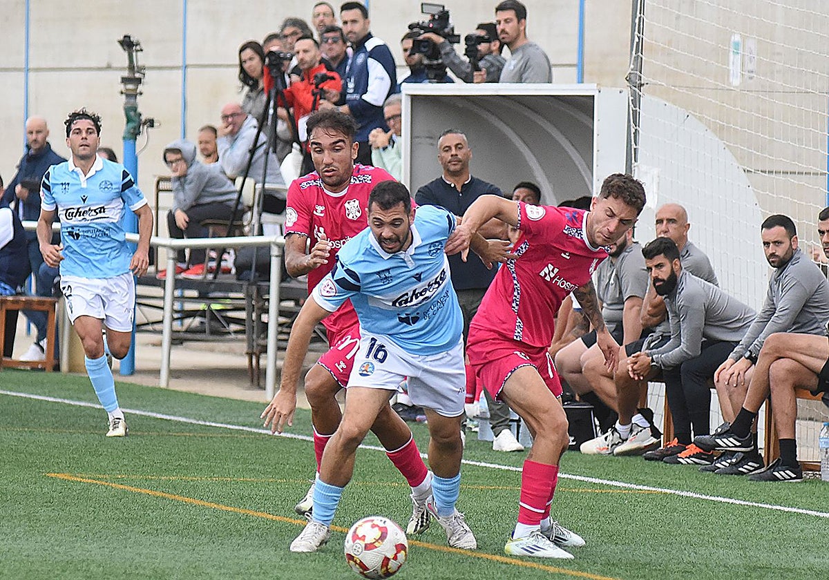 Chavalés trata de llevarse el balón en el duelo ante el Tenerife B.