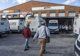 Trabajadores de Upan camino de la asamblea celebrada el miércoles en la nave de la empresa.