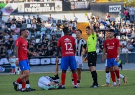 Los blanquinegros se quejaron de la actuación arbitral en varias acciones.