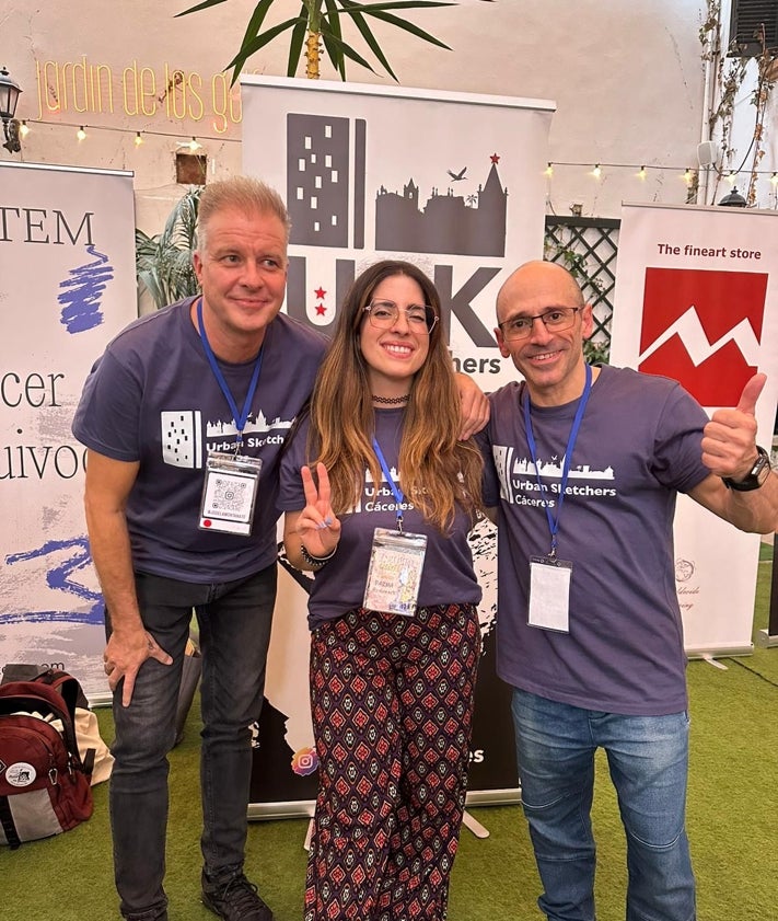 Imagen secundaria 2 - En la fotografía superior, los participantes en la plaza de San Jorge. Debajo, una captura con algunas de las obras del encuentro. Sobre estas líneas, Julián González de la montaña, Paloma Paniagua y Francis Méndez, promotores del encuentro artístico.