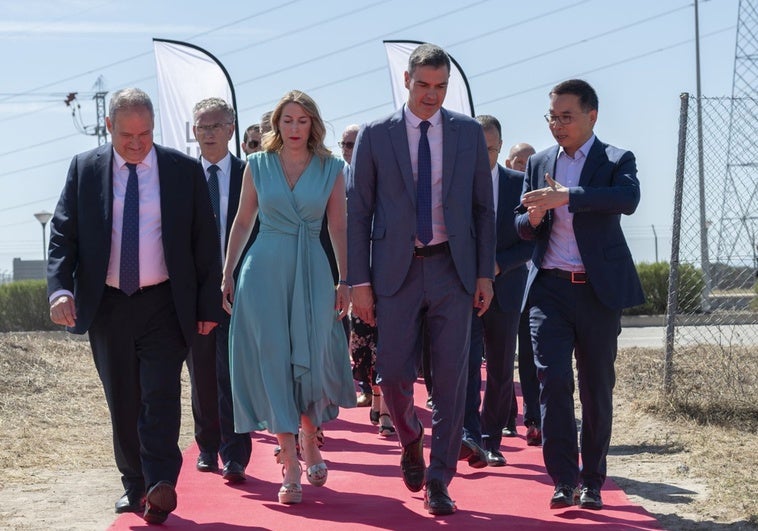 La presidenta extremeña, María Guardiola, junto al presidente del Gobierno, Pedro Sánchez, en la colocación de la primera piedra de la gigafactoría de Navalmoral de la Mata.