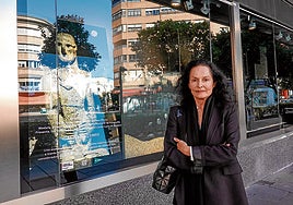 Isabel Muñoz, ganadora de varios premios de fotografía, junto a su exposición.