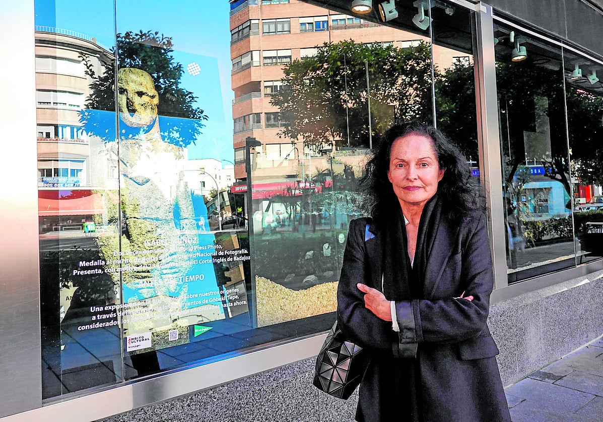 Isabel Muñoz, ganadora de varios premios de fotografía, junto a su exposición.