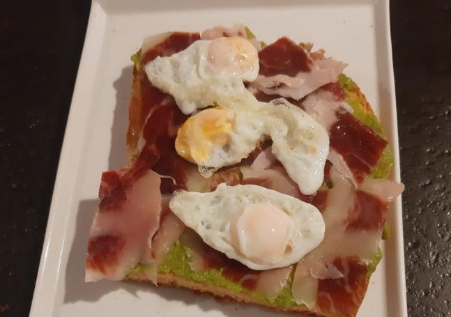 Ofrece alguna tosta, como esta de jamón ibérico con aguacate triturado y huevos de codoniz.