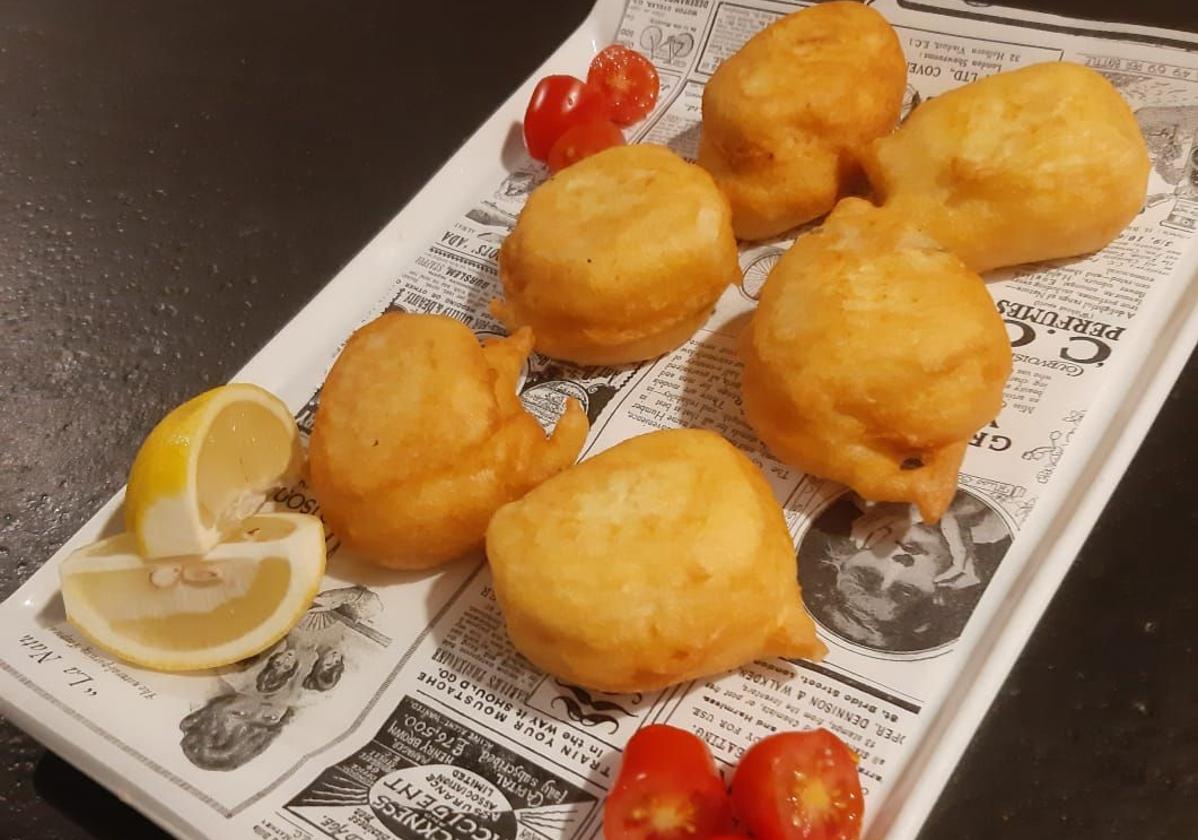 El bacalao en tempura es uno de los platos que más éxito está teniendo en la localidad.