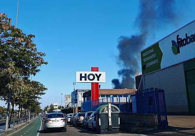 El fuego ha provocado una importante columna de humo porque los materiales eran muy inflamables.