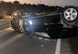 El turismo quedó completamente volcado sobre la calzada.