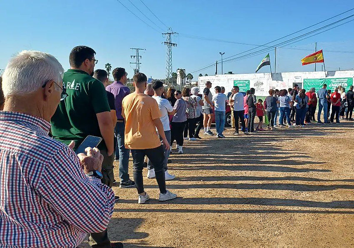 Largas colas en el estadio para conseguir una entrada del Gévora-Betis.