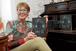Piedad González-Castell en su casa actual con el libro que presenta hoy en El Corte Inglés.
