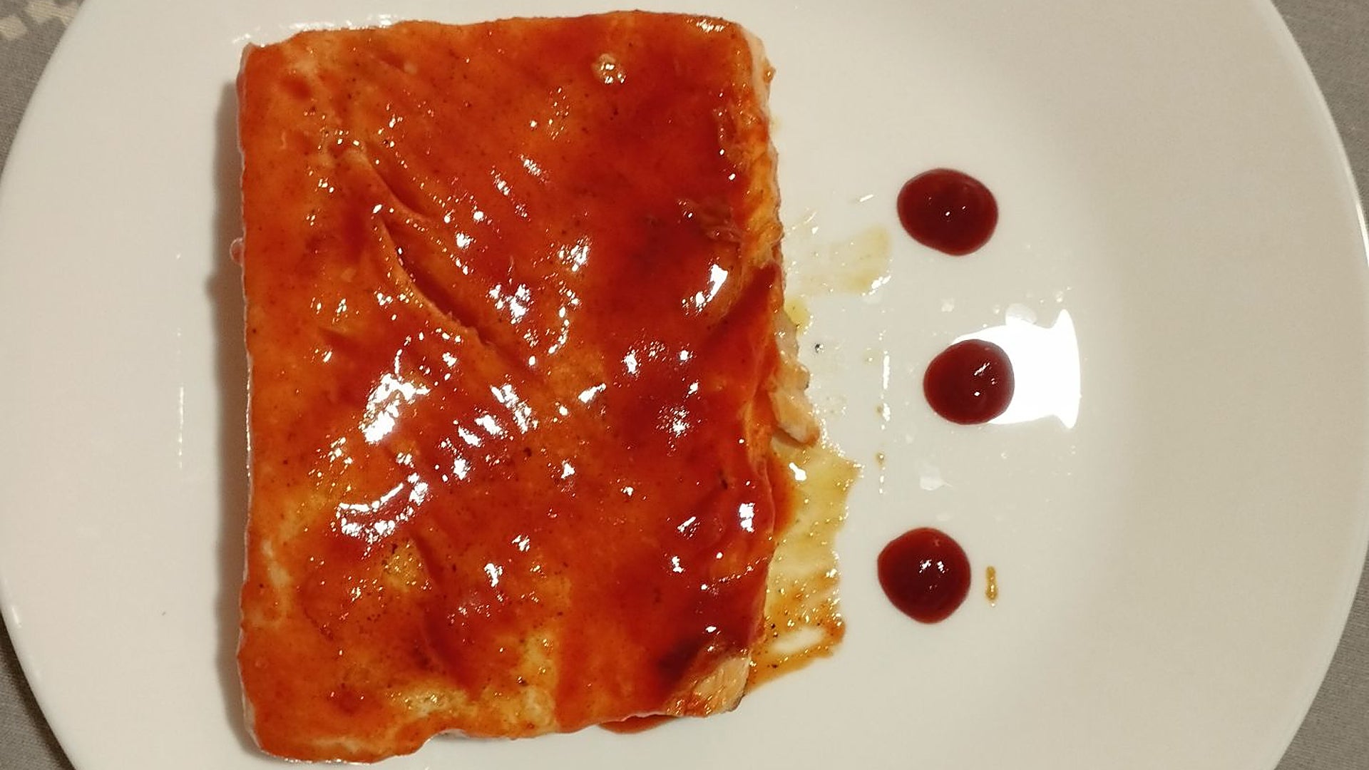 Lomos de salmón con salsa sriracha Hoy