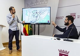 Dóniga y Francisco Manzano muestran las rutas interactivas.