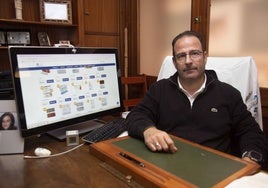 Fernando Hernández muestra la web que está vendiendo medicamentos sin receta.