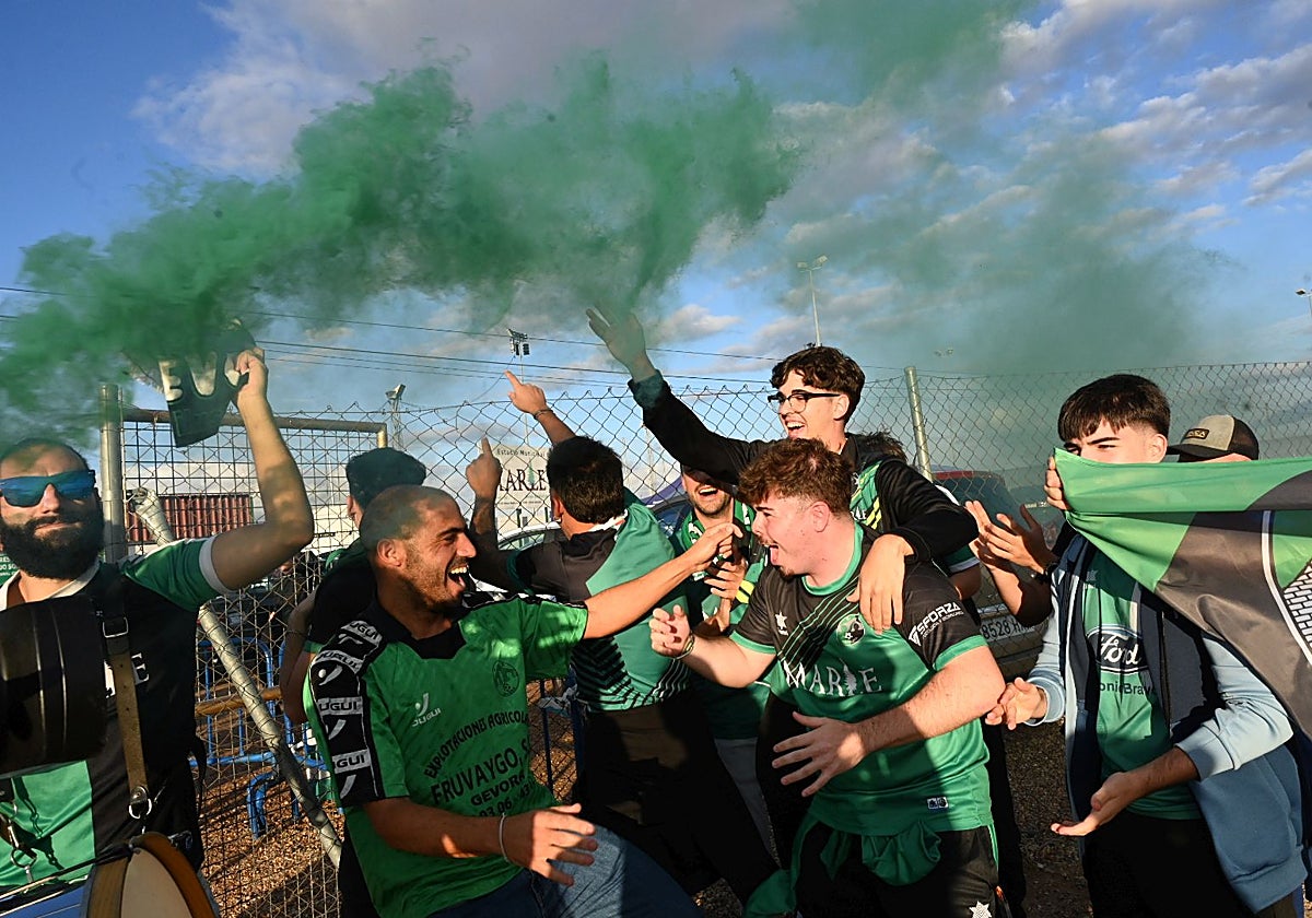 Aficionados del Gévora antes de la eliminatoria previa ante el Playa de Sotavento canario.