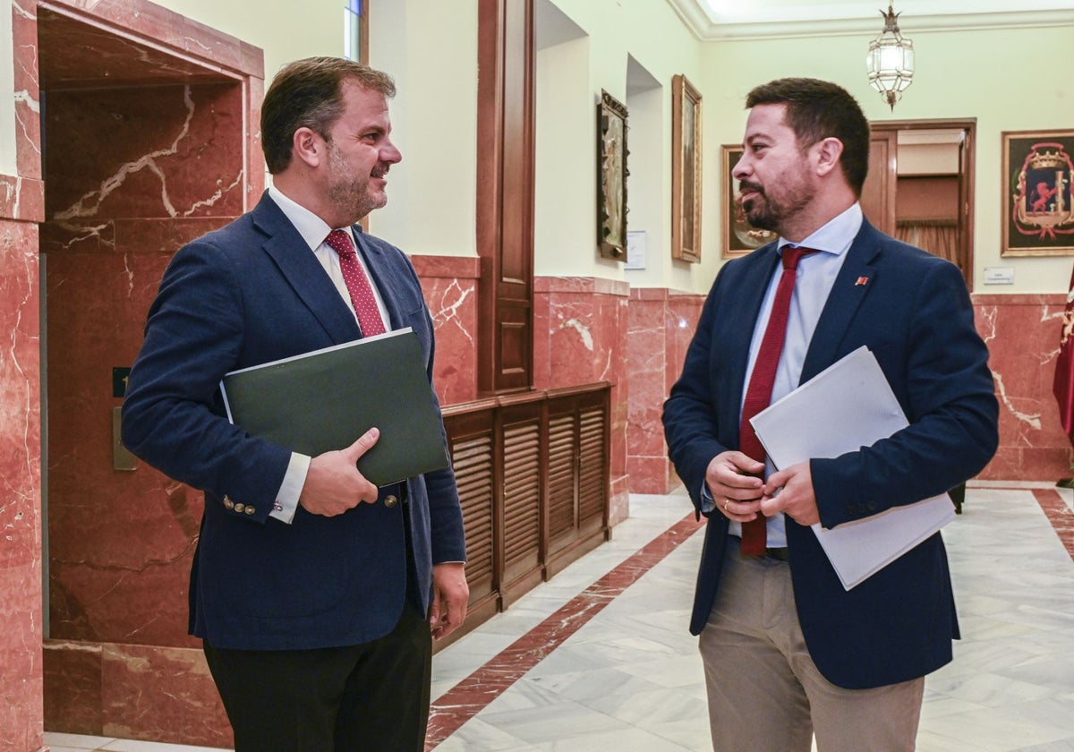 Los concejales de Hacienda, Javier Gijón, con el edil de Cultura, José Antonio Casablanca, antes del pleno de este jueves.