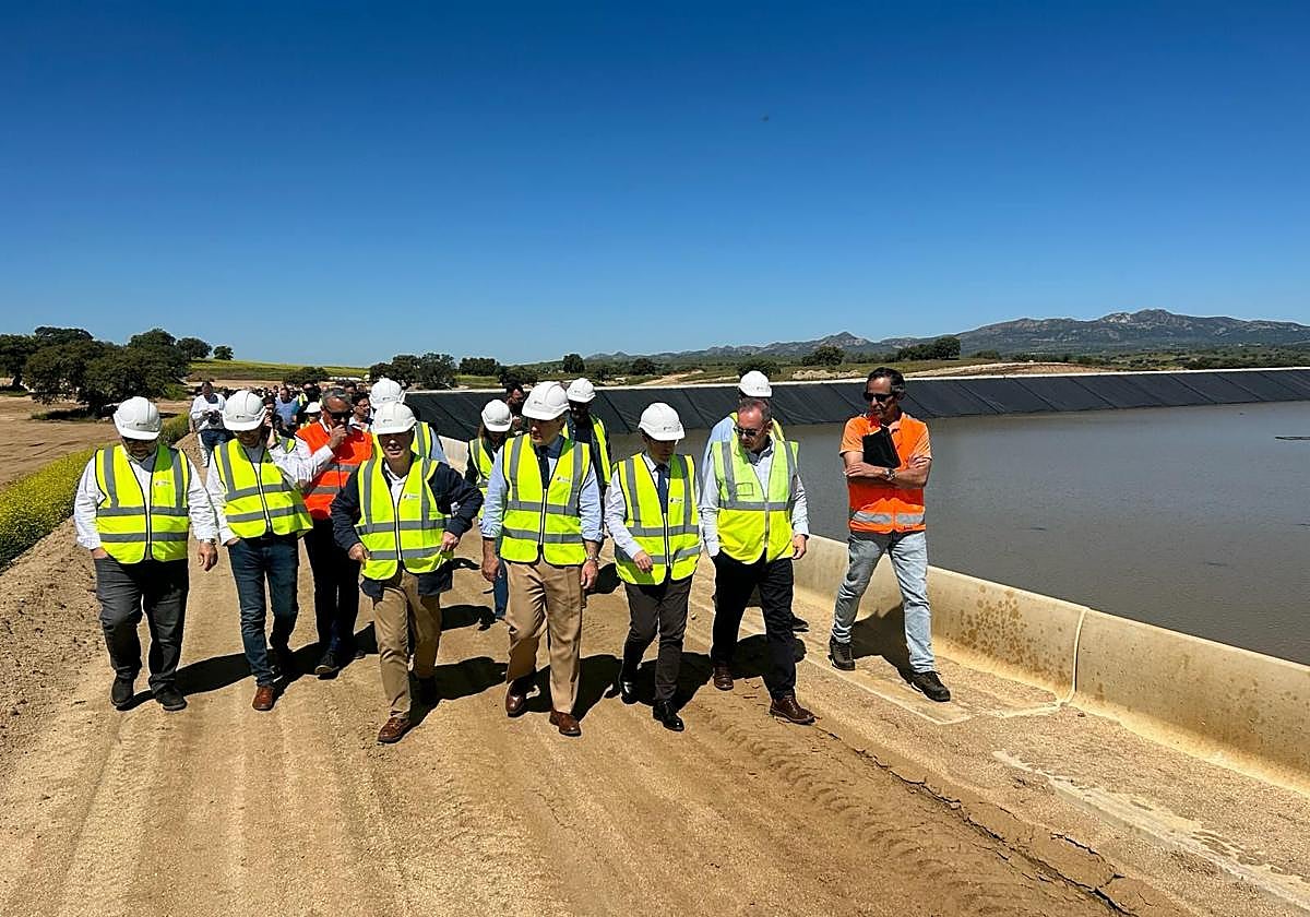 Imagen de archivo de una visita del consejero Ignacio Higuero a las obras del regadío de Monterrubio de la Serena.