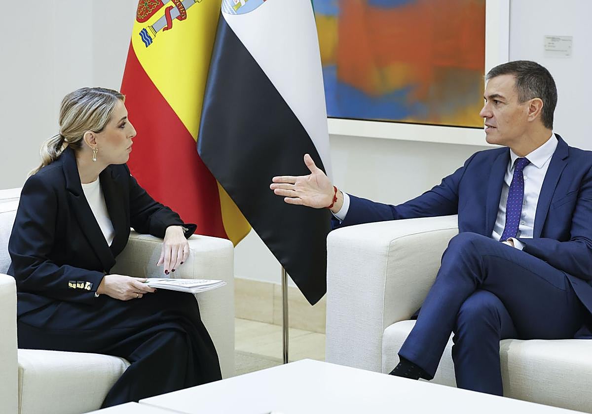 La presidenta de la Junta de Extremadura, María Guardiola, reunida con el presidente del Gobierno, Pedro Sánchez, en el Palacio de La Moncloa.