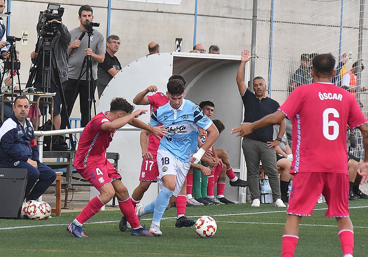 Mariano Carmona controla el balón en el partido ante el Unión Sur Yaiza.