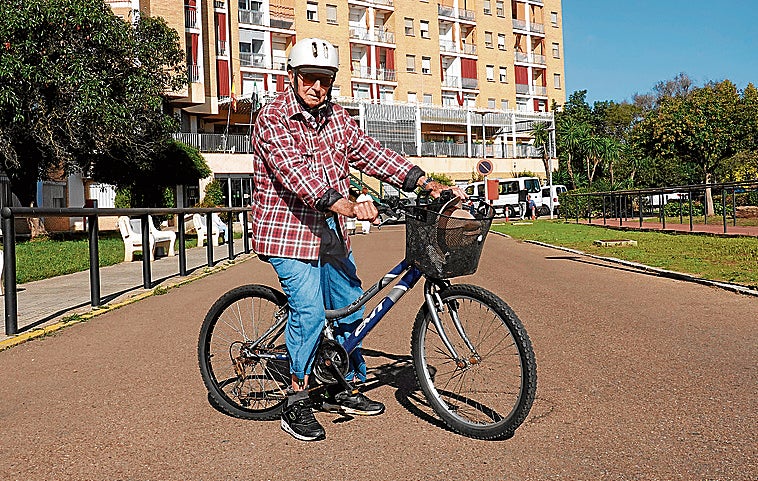 Antonio, a las puertas de la residencia antes de su paseo matutino.