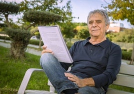 Félix Salgado, con el manuscrito finalista, ha dado clases en Navalmoral de la Mata, Trujillo y Cáceres y ahora vive en Badajoz.