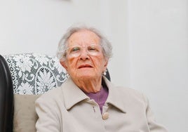 Paca García Delgado, en su casa en Sierra de Fuentes.