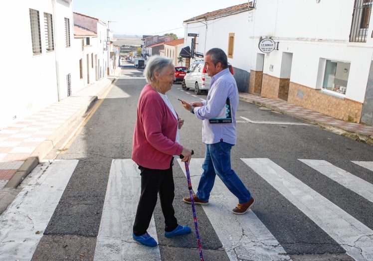 Dos vecinos paseando en Sierra de Fuentes.