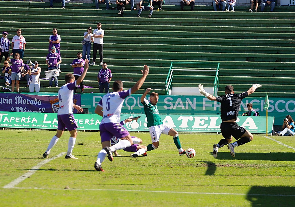 Deco dispara a bocajarro en el partido ante el Guadalajara en el Príncipe Felipe.