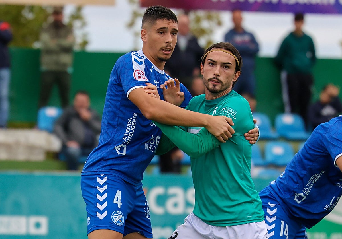 Carlos Daniel en una acción del duelo contra el Xerez.