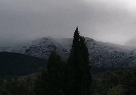 Primeros copos de nieve de este otoño en la sierra cerca de Hervás.