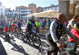 Salida de la Fiesta de la Bicicleta, que reunió ayer a cerca de 4.000 personas.