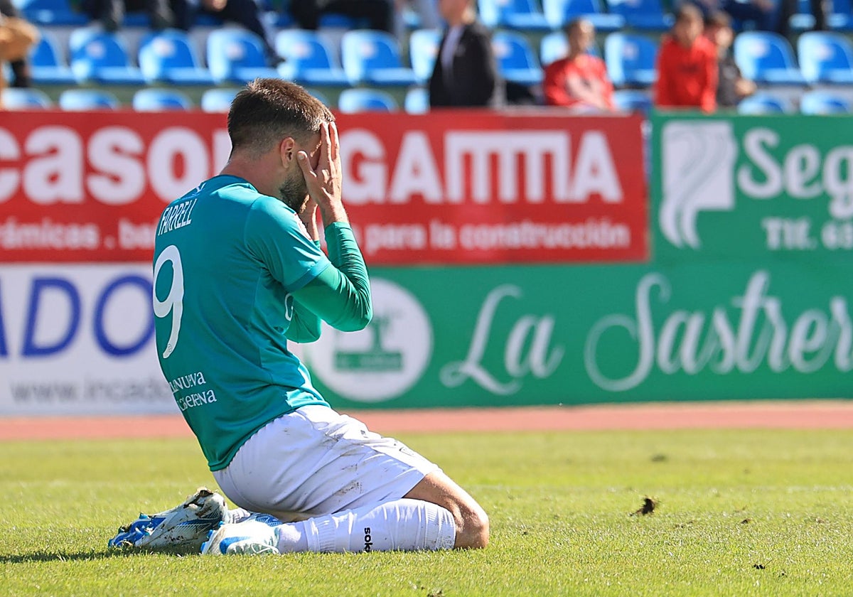 Josh Farrell se lamenta tras la gran ocasión al final de la primera parte.