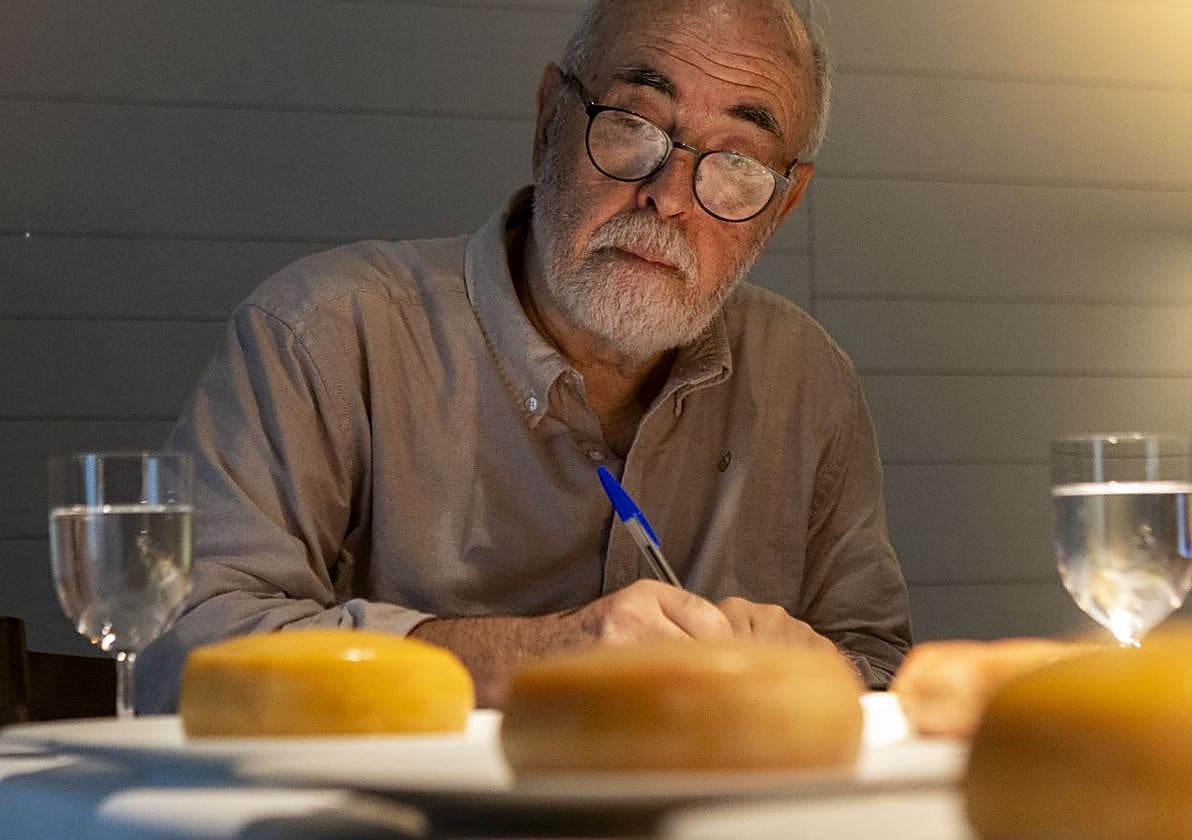 Luisa Villegas, del Instituto del Queso, en la cata de la torta .