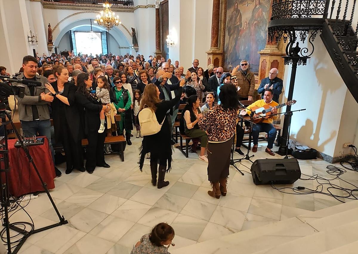 Imagen secundaria 1 - El pueblo gitano vuelve a visitar a la Virgen de los Remedios