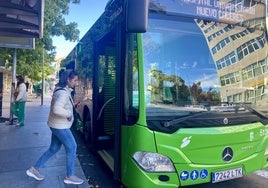 Una usuaria se se dispone a montarse este lunes en el bus de la línea 3 en la avenida Clara Campoamor de Cacéres.