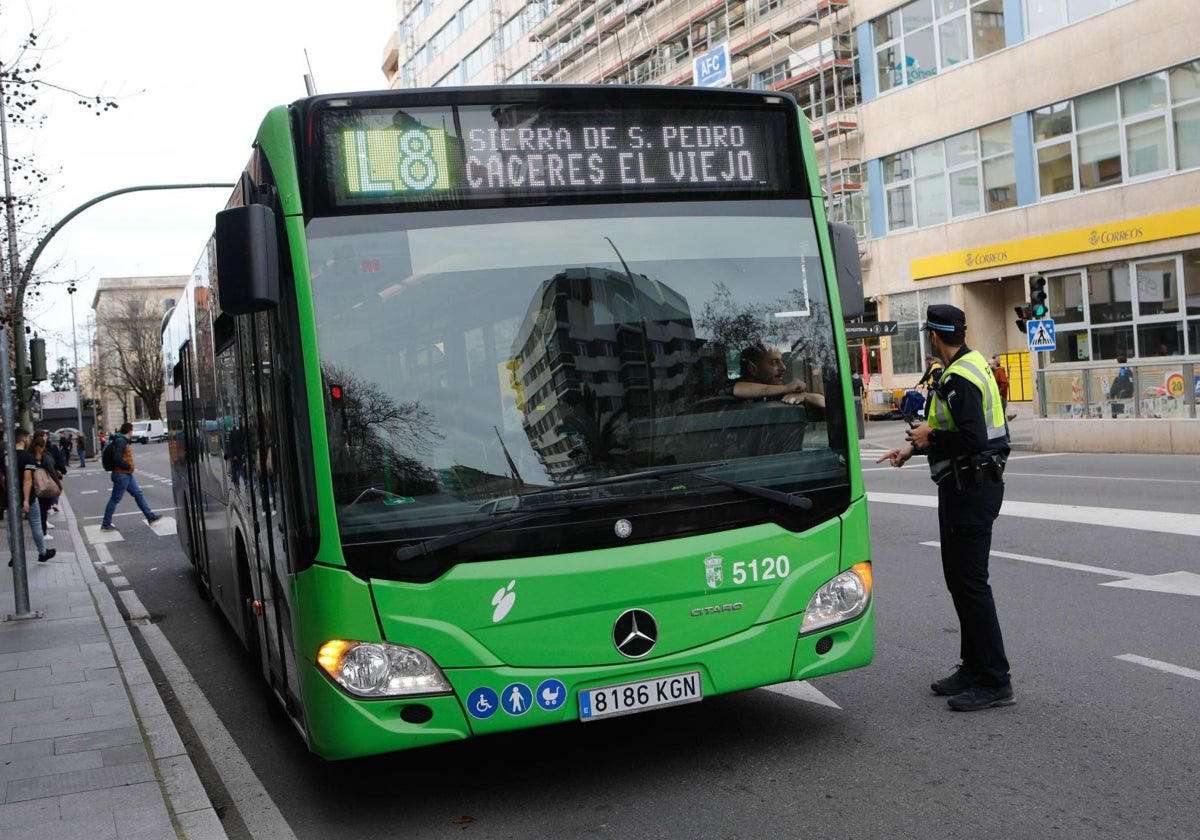 Imagen de archivo de un autobús urbano de Cáceres.