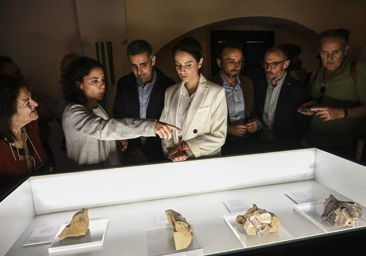 La arqueóloga Esther Rodríguez, codirectora del yacimiento de Casas de Turuñuelo, explicando el hallazgo en la exposición que pudo verse en Badajoz.