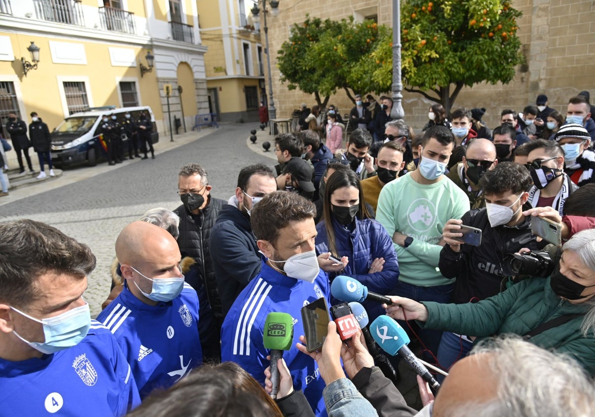 Miguel Núñez, Pardo y Gorka, atienden como capitanes a los medios, en la concentración de jugadores y empleados del Badajoz como protesta contra el grupo de Oliver en enero de 2022.