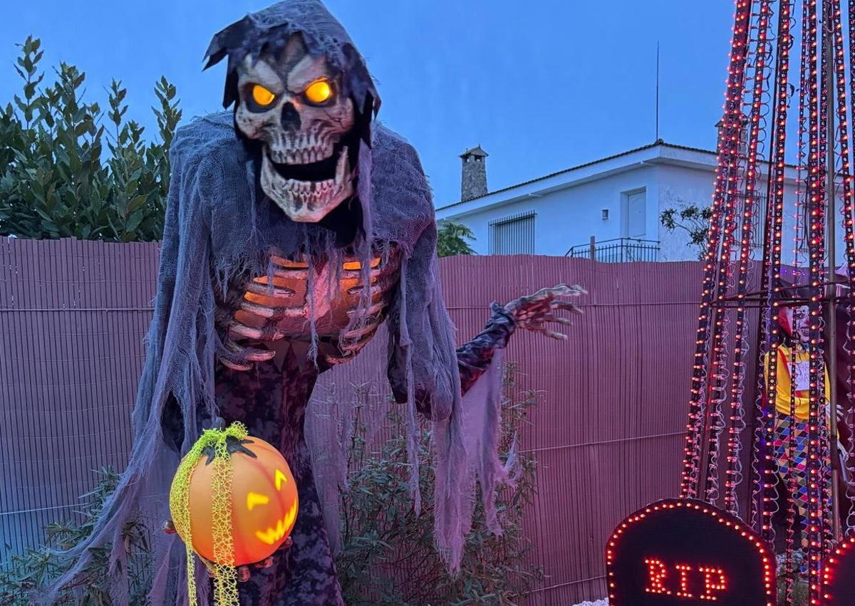 Imagen secundaria 1 - Dos de las escenas que forman parte de la decoración de Halloween de la casa de la familia Millán-Silgado junto a una imagen de los propietarios, Natalia y Miguel. 