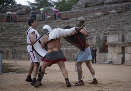 Recreación de un combate de gladiadores en el anfiteatro de Mérida.