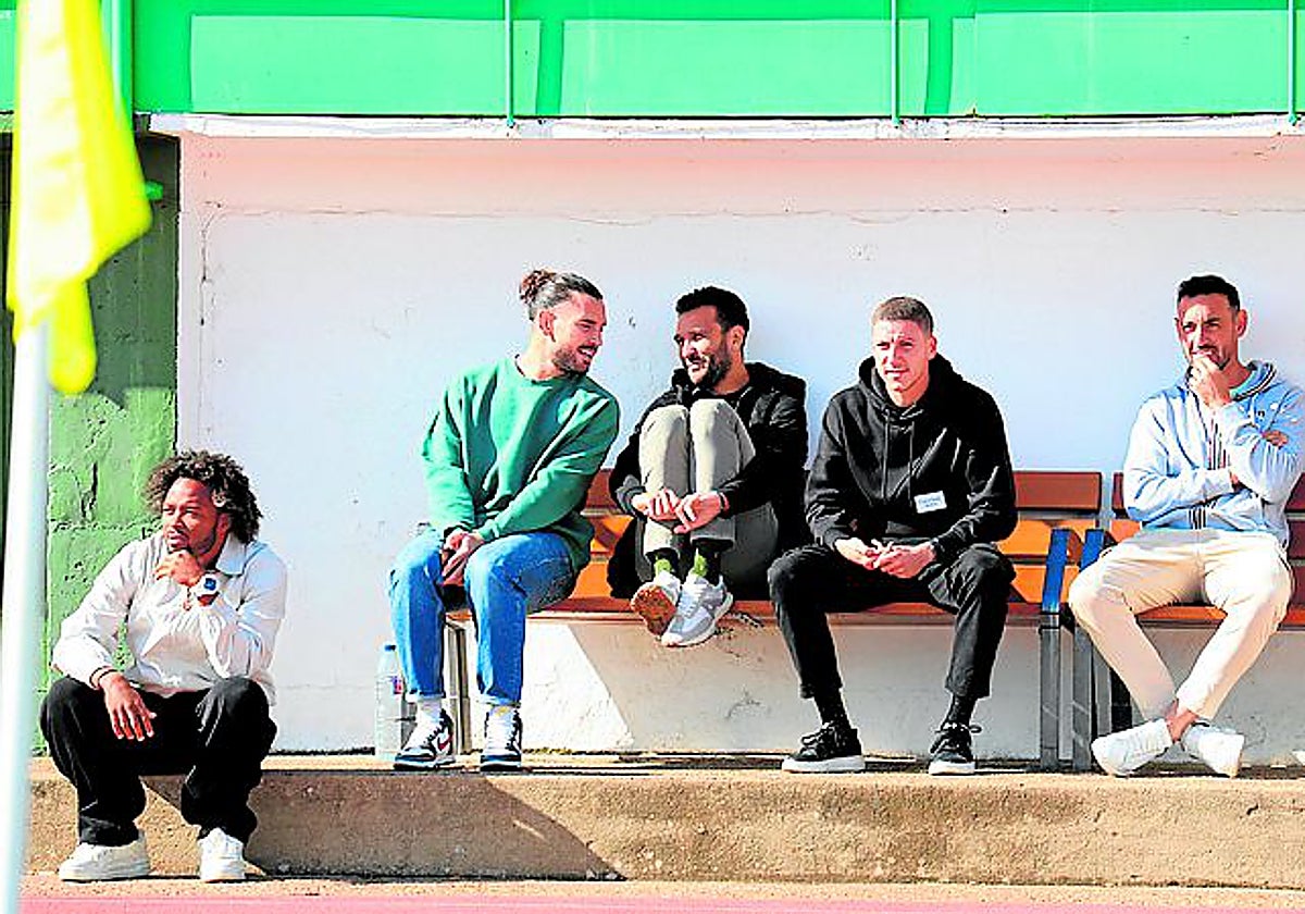 Los lesionados, en un banco del Municipal Villanovense.