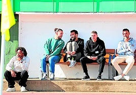 Los lesionados, en un banco del Municipal Villanovense.