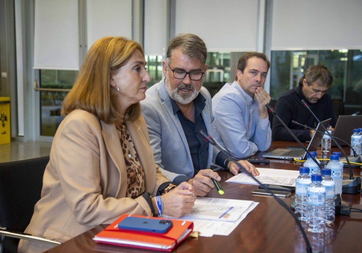 El director general de Personal Docente, David Moreno, conversa con Pilar Pérez, secretaria general de Educación, esta mañana.