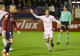 Bryan Gil celebra el primer gol del Girona frente al Extremadura en el Francisco de la Hera.