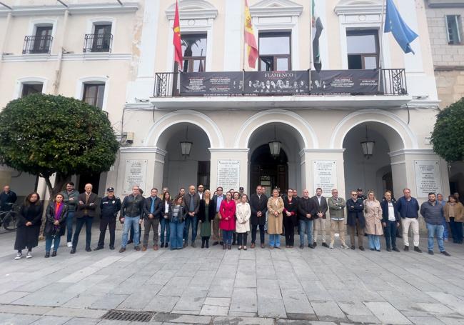 Minuto de silencio en el Ayuntamiento de Mérida.