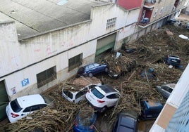 Una fotografía tomada en Picanya, cerca de Valencia, en el este de España muestra automóviles amontonados en una calle después de las inundaciones.