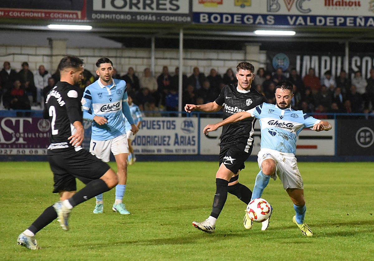 Samu Mnachón trata de llevarse el balón en el duelo de este miércoles entre el Coria y el Elche.