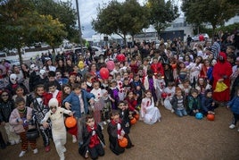 Más de 300 niños celebran Halloween en La Pilara.