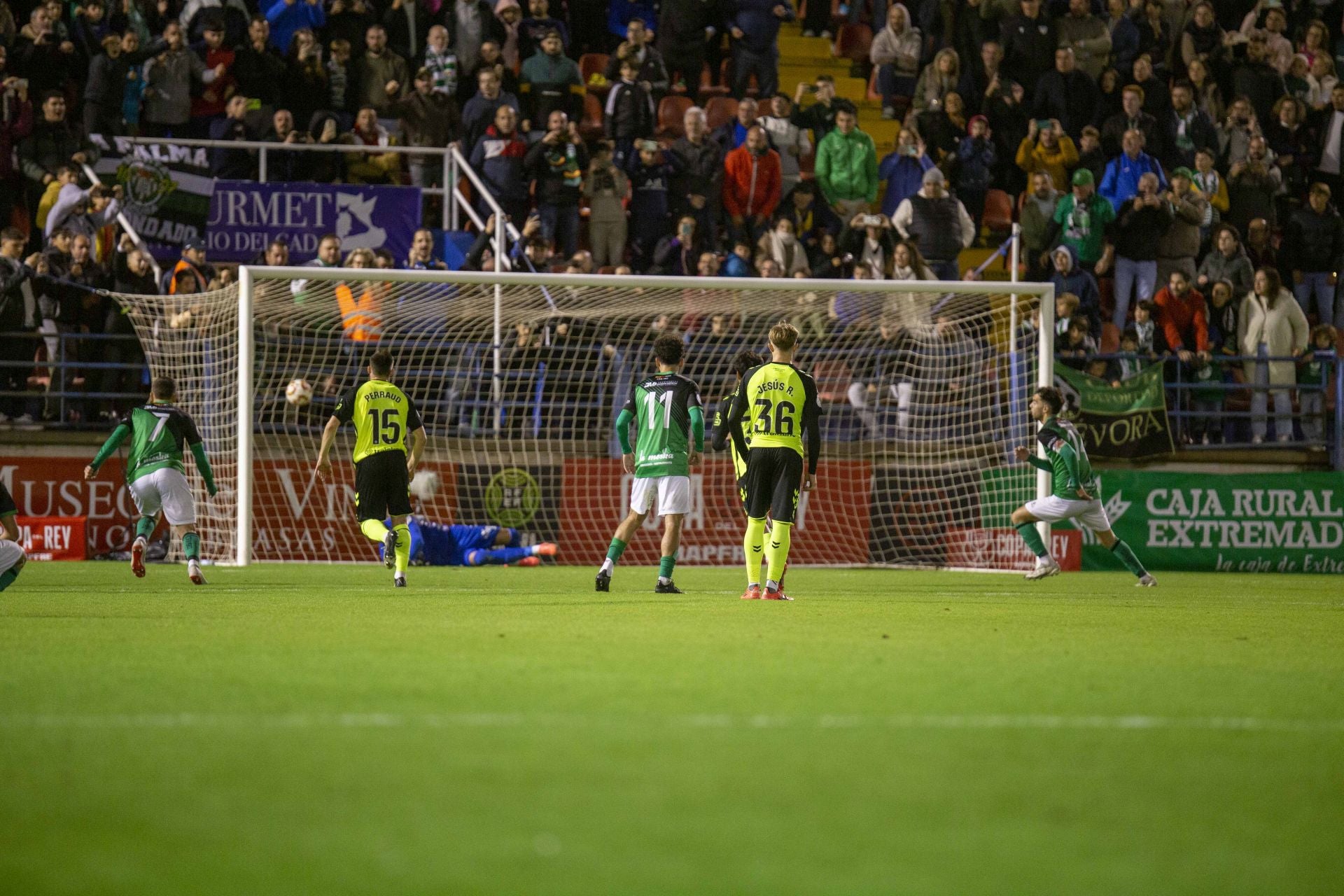Fotos | El Betis golea al Gévora en el Francisco de la Hera