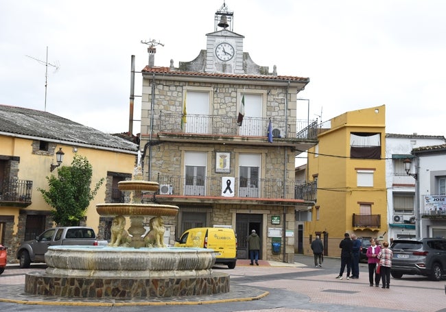 Crespón negro en señal de luto en la fachada del Ayuntamiento de Mohedas.